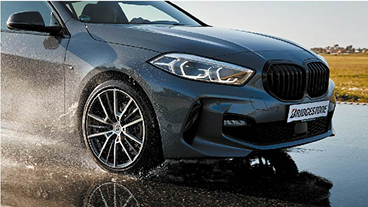 Водій тримає кермо